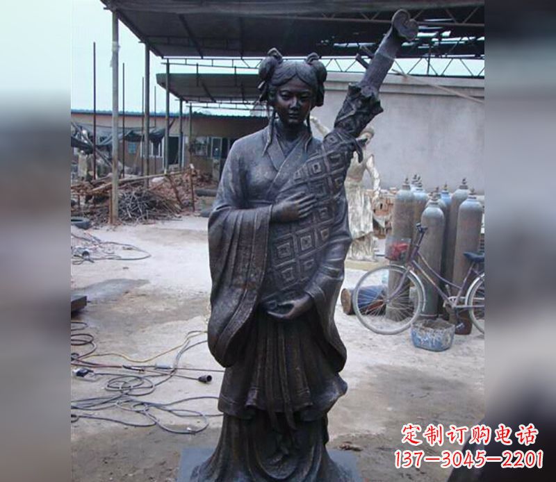 抱樂器女人公園人物雕塑