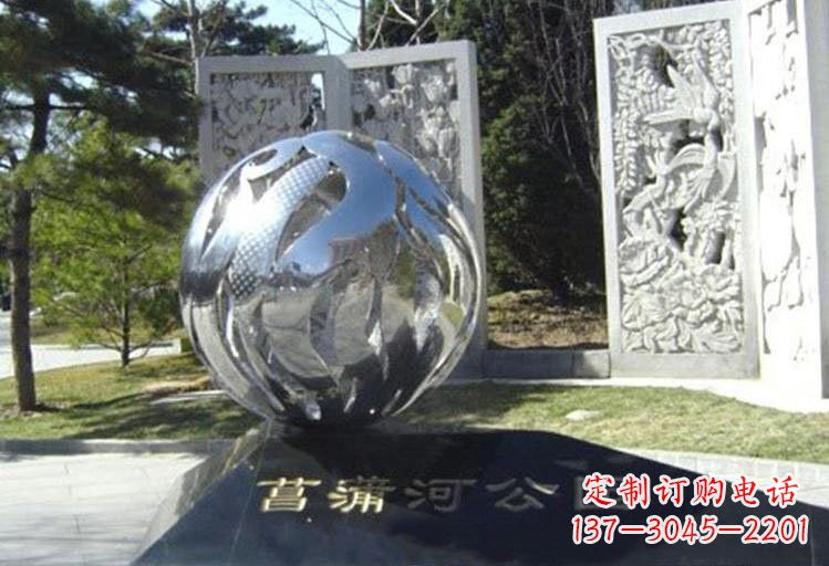 不銹鋼公園鏡面鏤空球雕塑