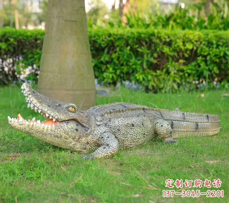 草坪動物雕塑，玻璃鋼仿真鱷魚