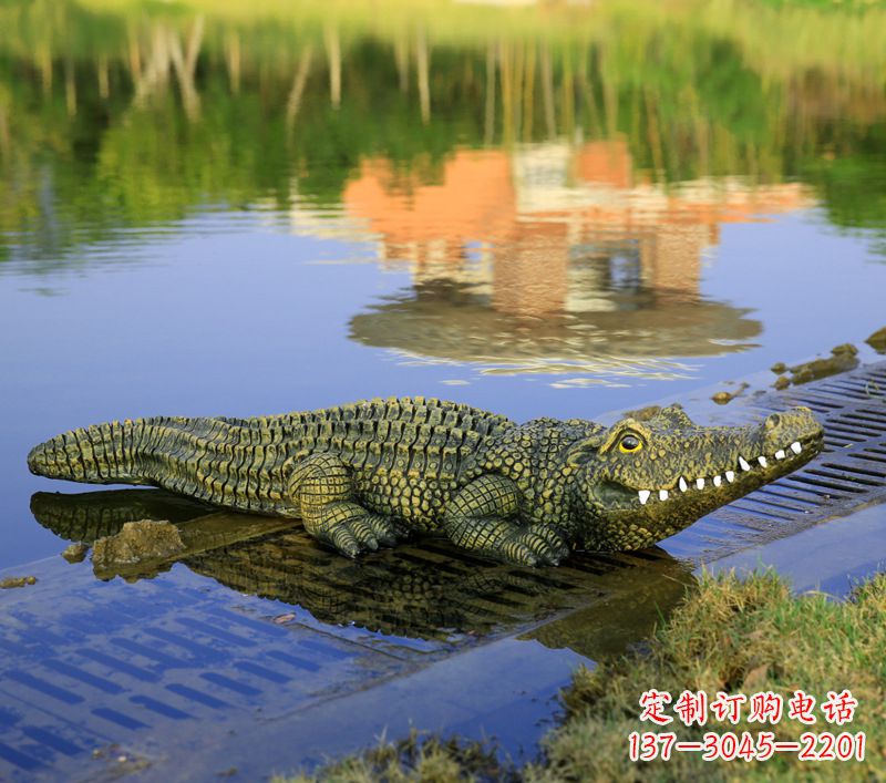 池塘水池仿真大鱷魚雕塑玻璃鋼園林水景草叢動(dòng)物擺件