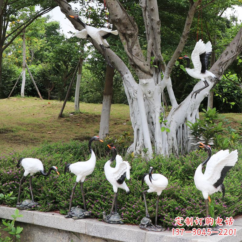 池塘中的雕塑仙鶴