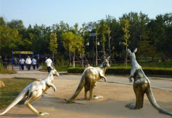 袋鼠雕塑點綴小區(qū)公園和諧景觀