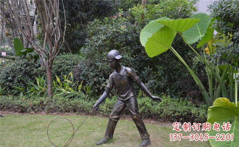 公園滾鐵環(huán)的小男孩人物銅雕