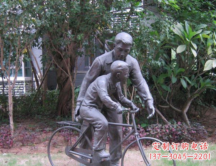 公園教兒子騎自行車的父親小品銅雕