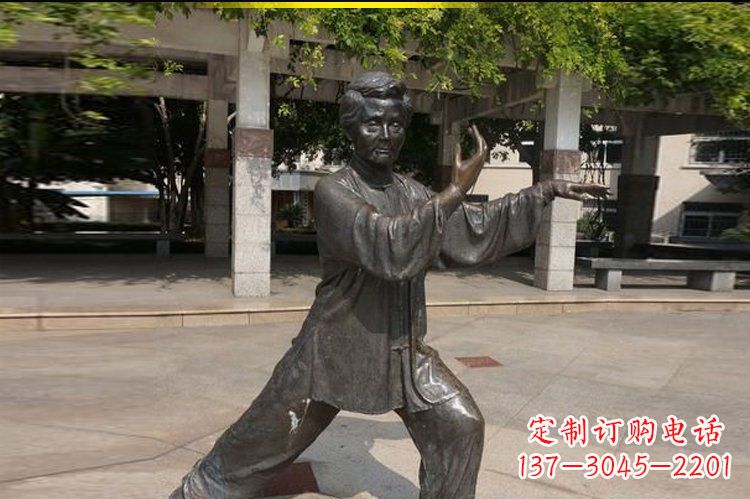 公園景觀打太極的老太太玻璃鋼仿銅擺件