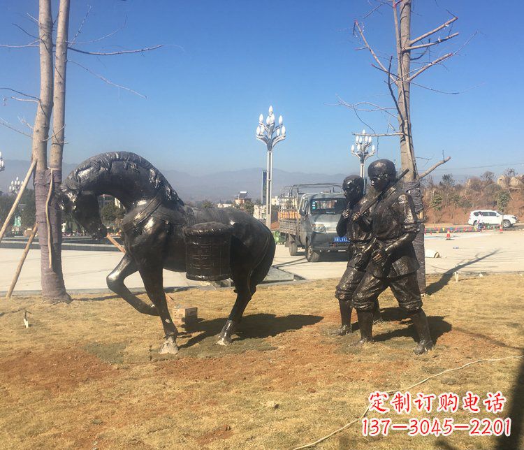 公園景觀馱著東西的馬銅雕