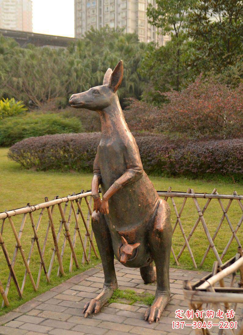 公園母子袋鼠動物雕塑