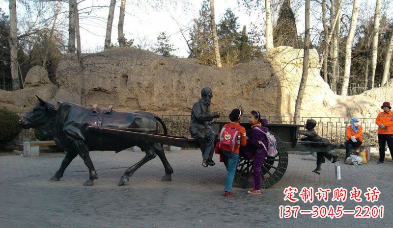 公園牛車上的老人和小孩小品銅雕