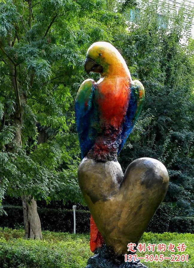 公園站在心上的鸚鵡動物銅雕