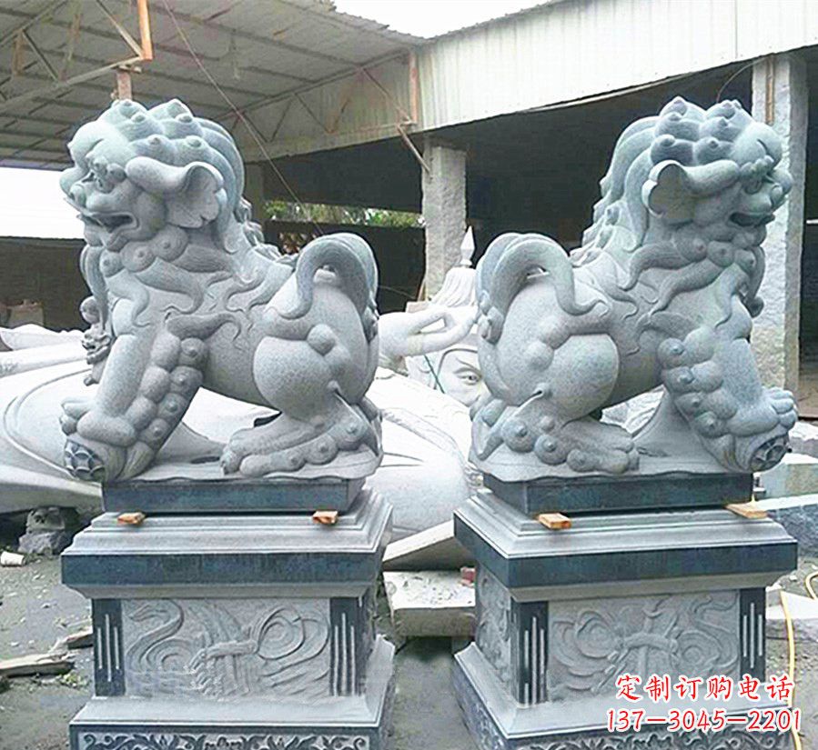 南方獅子獻(xiàn)錢(qián)獅石雕