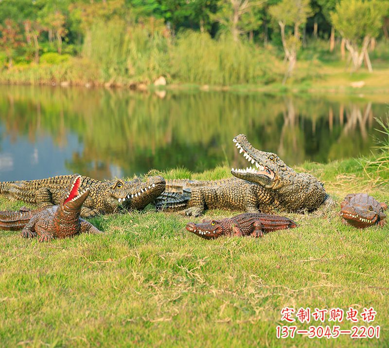 樹脂鱷魚仿真動物雕塑，公園水池草叢動物擺件