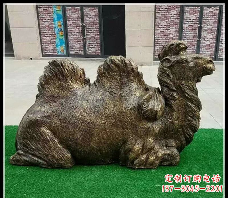 臥在草地的駱駝銅雕