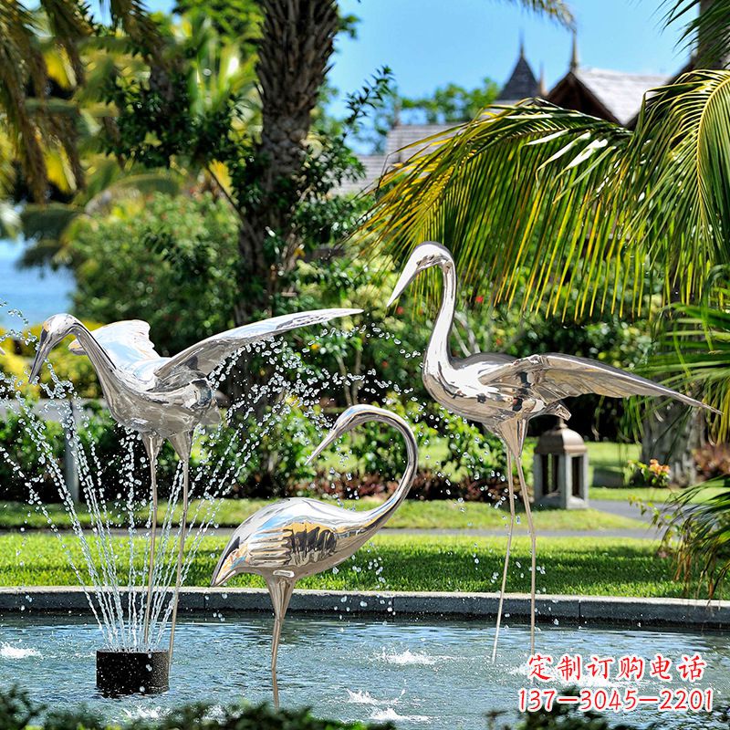 仙鶴雕塑-公園池塘不銹鋼噴泉中的仙鶴雕塑